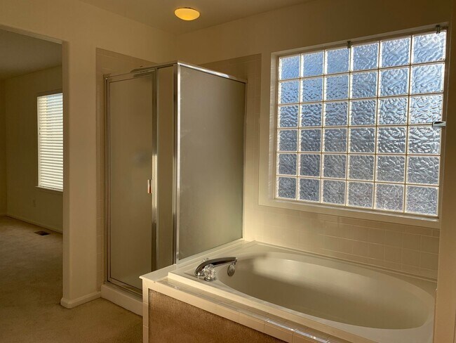 Building Photo - Spacious & Bright 3 Bedroom Home in East L...