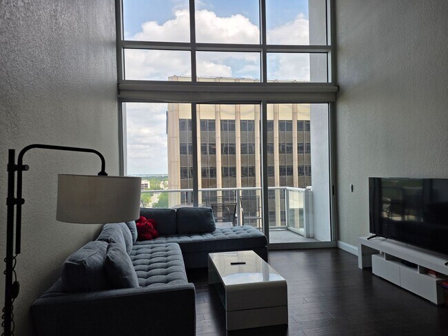 Building Photo - One Bedroom Condo at The Vue in Downtown Orlando