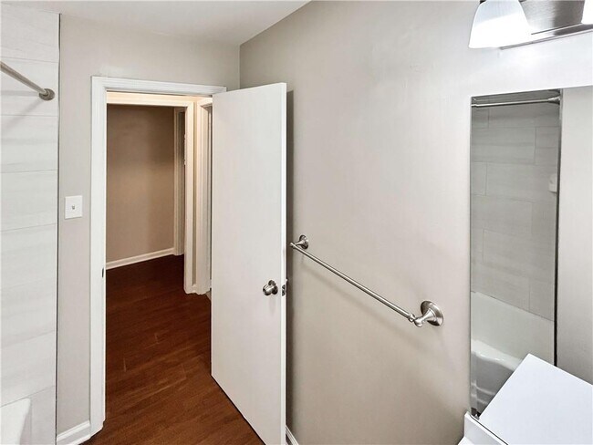 Building Photo - 4239 Pinetree Dr