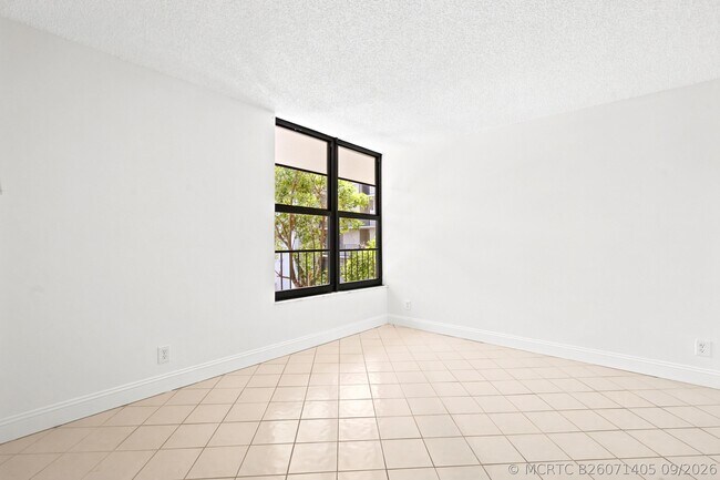 Building Photo - 8 Royal Palm Way