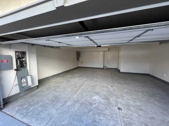 Spacious 2-Car Garage - 8183 Spirit St