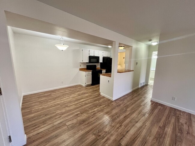 Building Photo - $500 Move in Special - 2nd Floor 1bed/1bath with Laundry and Parking!