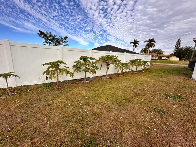 Building Photo - 318 NW 7th Pl