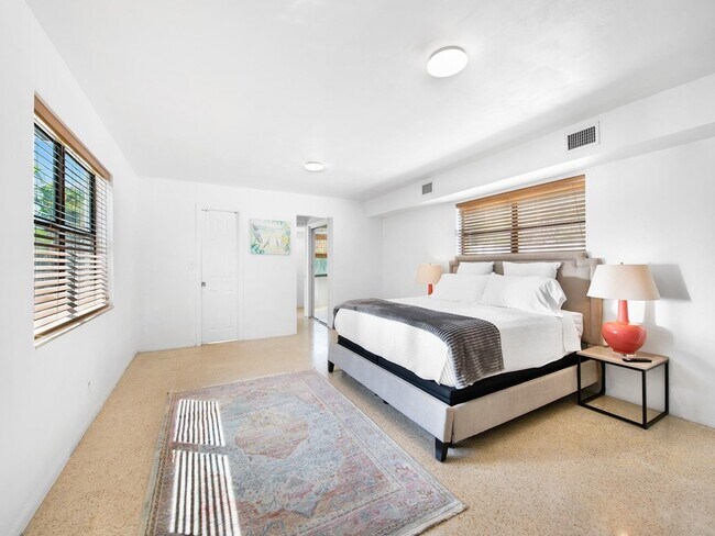 Building Photo - 413 NE 25th Ave