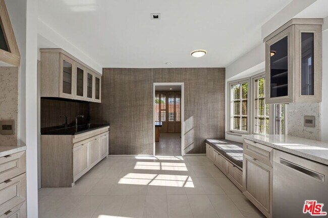 Building Photo - 450 Smithwood Dr