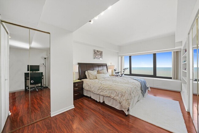 Building Photo - 175 E Delaware Pl