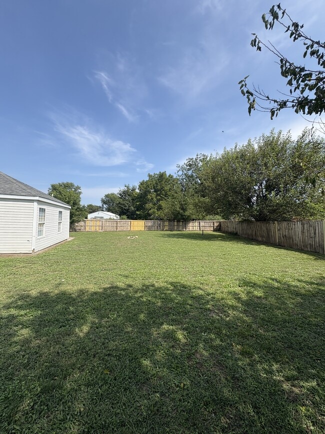 Building Photo - 601 Cedarbrook Ct