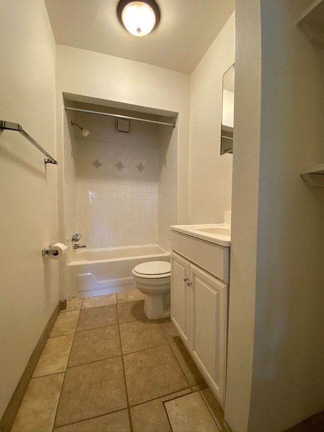 Building Photo - Charming 3 Bedroom Townhome with a Spaciou...