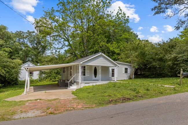 Building Photo - Stunning & Newly Renovated 3 Bedroom 2 Bat...
