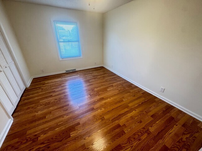 Building Photo - Very Nice Brick Home! Beautiful Country Se...
