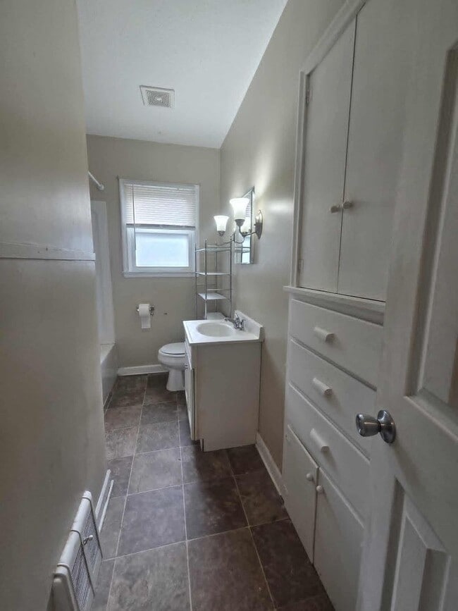 Building Photo - Spacious home for rent!