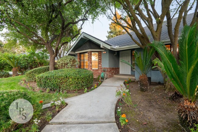 Building Photo - Woodward Park Home, 3BR/2BA, Pool, Spa, Gr...