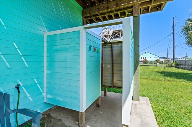 Building Photo - 3923 Reeves Dr