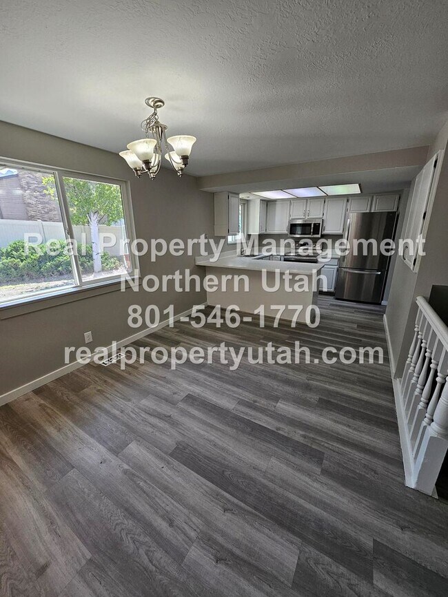 Building Photo - Lovely 5 Bedroom Home in Layton Available Now!