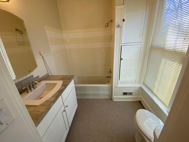 Building Photo - 102 N Washington St