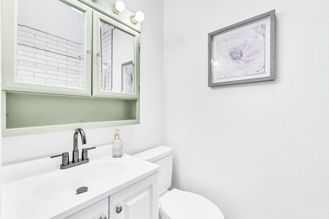 Building Photo - 398 Frontier Ln