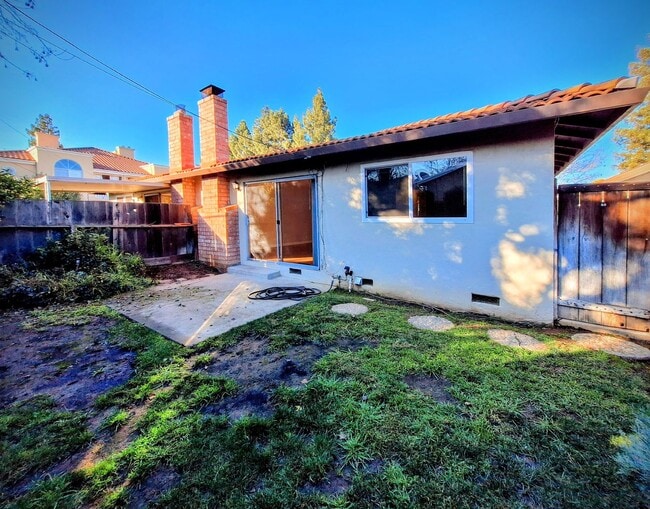 Building Photo - Charming 2bd Duplex With Private Yard & Garage