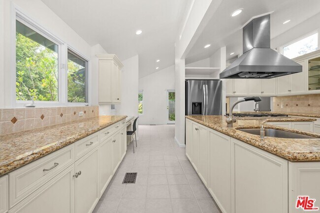 Building Photo - 30604 Sicomoro Dr