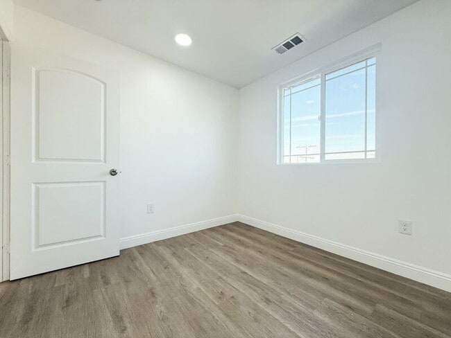 Building Photo - 1731 E 68th St