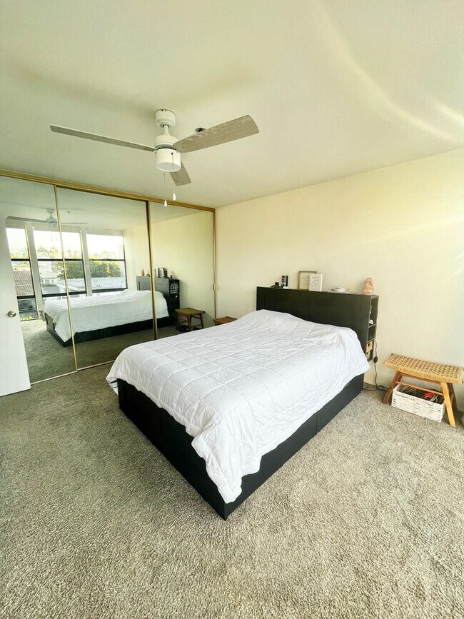 Building Photo - Live in Luxury Right on the Bay! Assigned Parking! Peek A Boo Bay View!