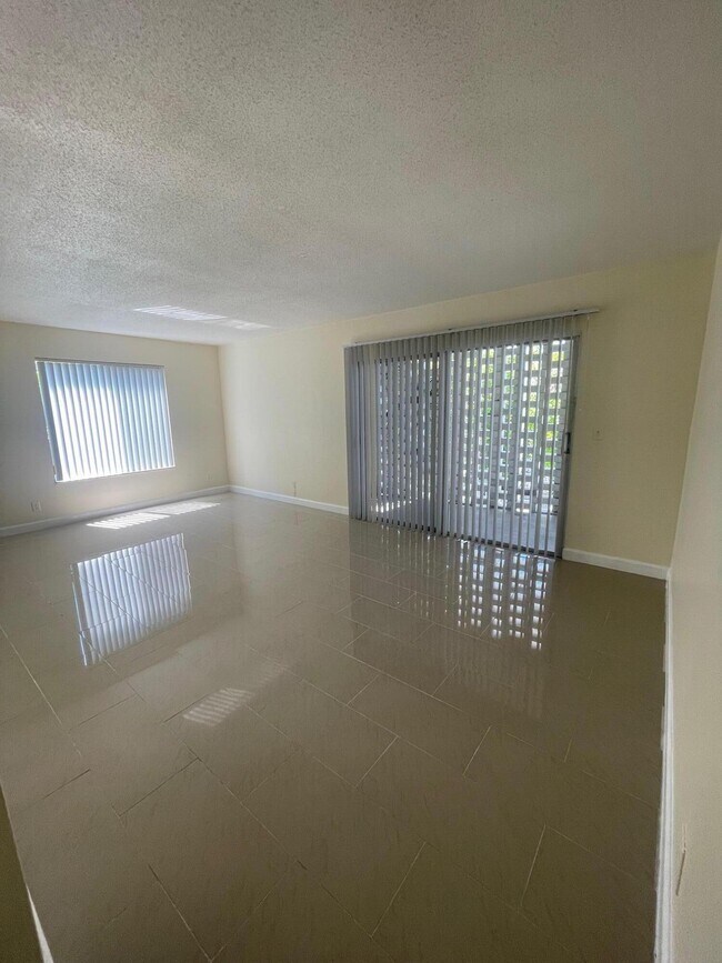 Building Photo - 1500 Crescent Cir