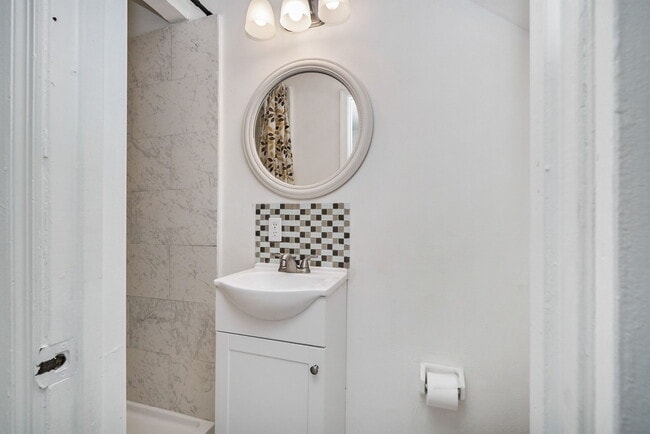 Building Photo - 5213 Clover Hill Dr