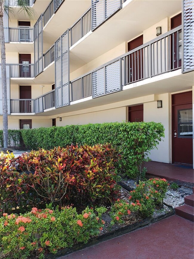 Building Photo - 3101 N Country Club Dr