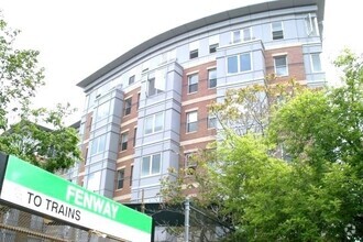 Building Photo - 16 Miner St