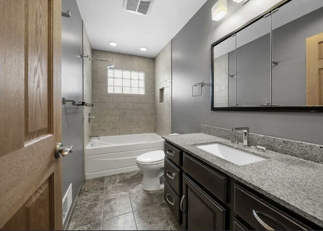 Building Photo - 23959 Springbrook Dr