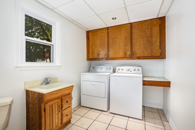 Building Photo - 1645 Roundtop Rd