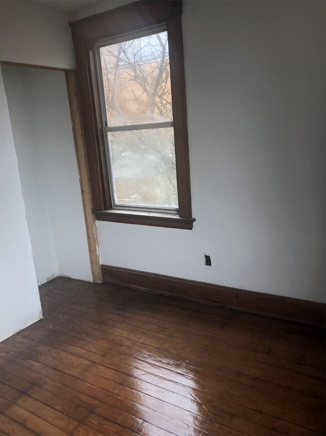 Building Photo - 2346 Ravine St