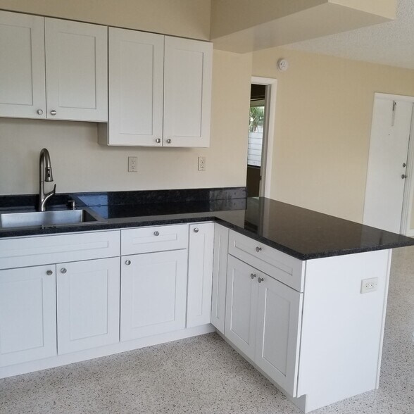 Kitchen Granite Counter Tops - 506 NE 23rd St