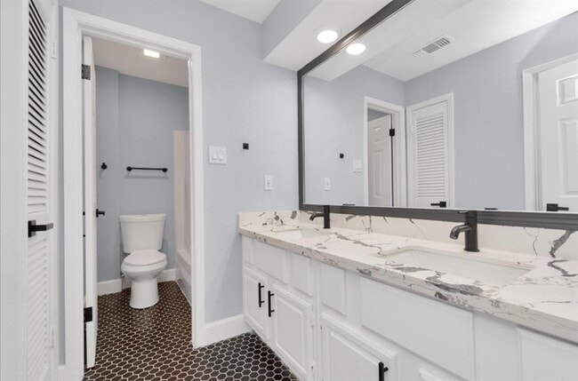 Building Photo - 9404 Beechnut St