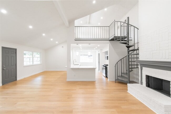 Building Photo - 15707 Amapola Dr