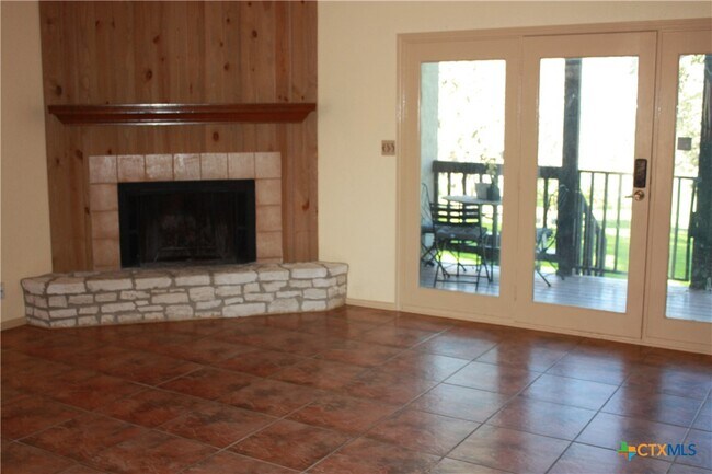 Building Photo - 421 Watts Ln