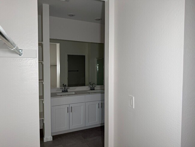 Building Photo - 2462 E Alonso Dr