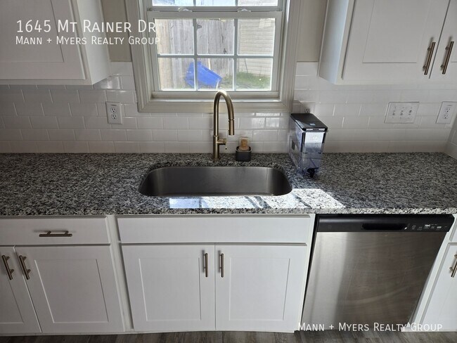 Building Photo - 1645 Mount Rainer Dr