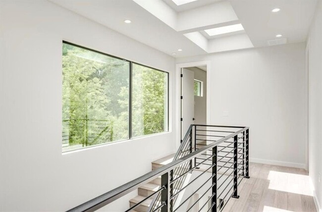 Building Photo - 409 Clover Ct