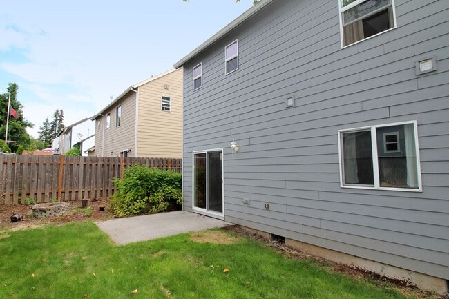 Building Photo - 16255 SE Blooming Ln