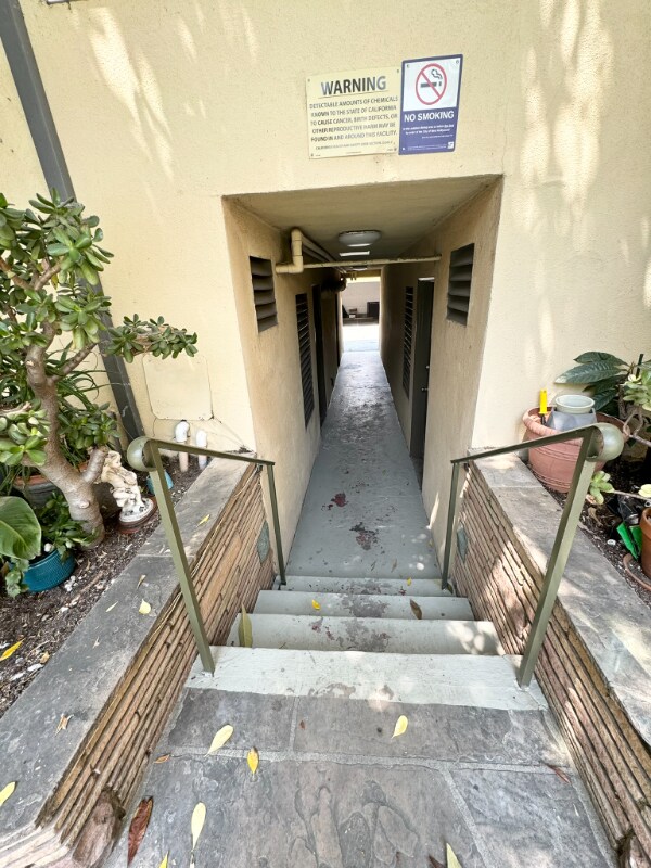 Building Photo - 905 N Sweetzer Ave