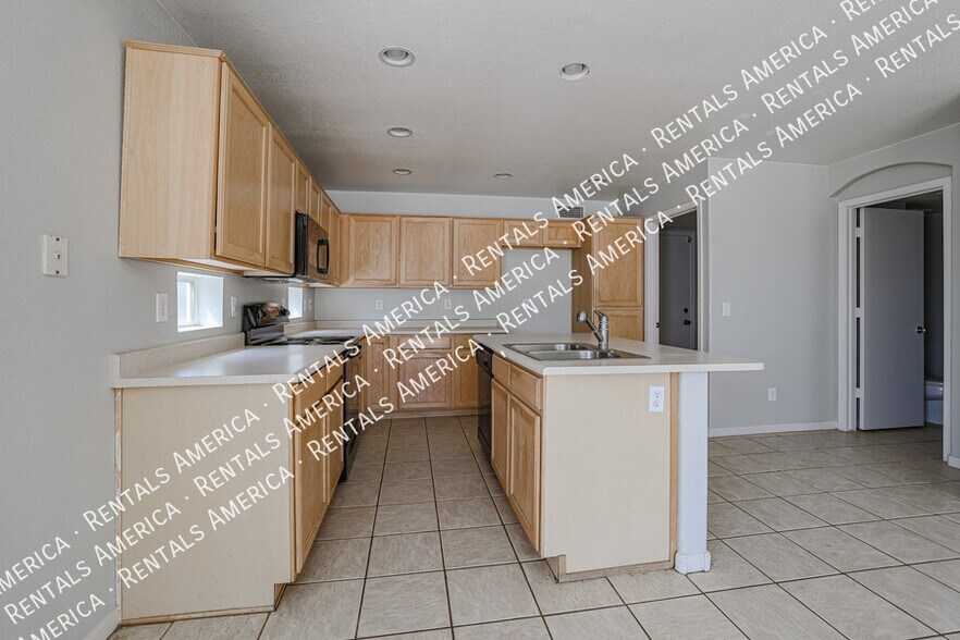 Building Photo - 7441 W Fleetwood Ln