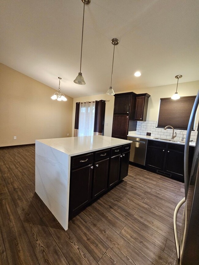 Building Photo - 3 BED | 2.5 BATH | SPLIT-FOYER HOME | DOUB...