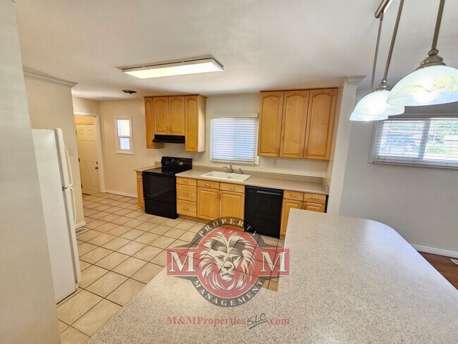 Building Photo - Great 4 Bd 2 Bath Home in Sandy
