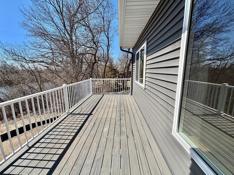 Building Photo - 575 Main St W