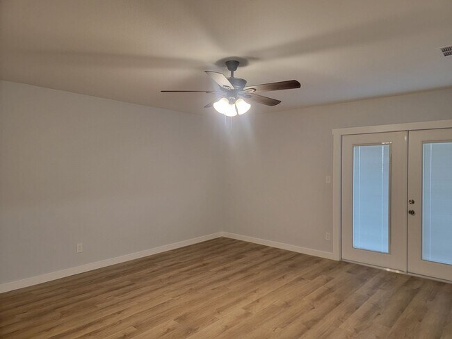 Building Photo - Three bedroom duplex!