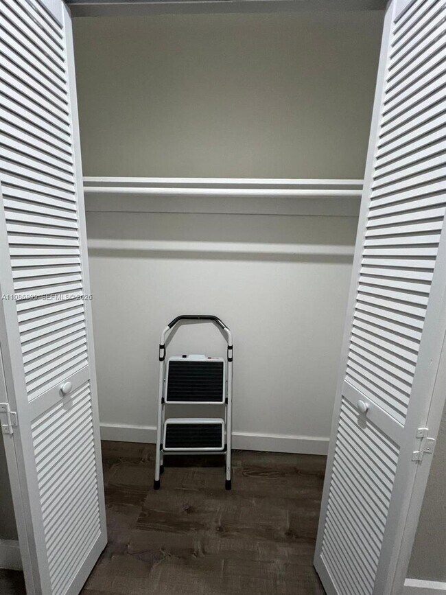 Building Photo - 1432 S Lakeside Dr