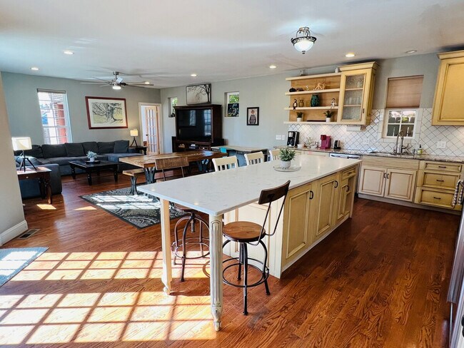 Building Photo - 3209 W Fairview Pl