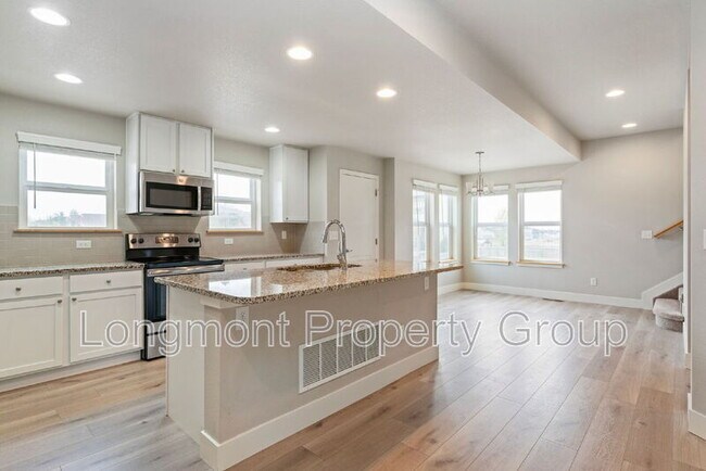Building Photo - 1303 S Oak Ct.