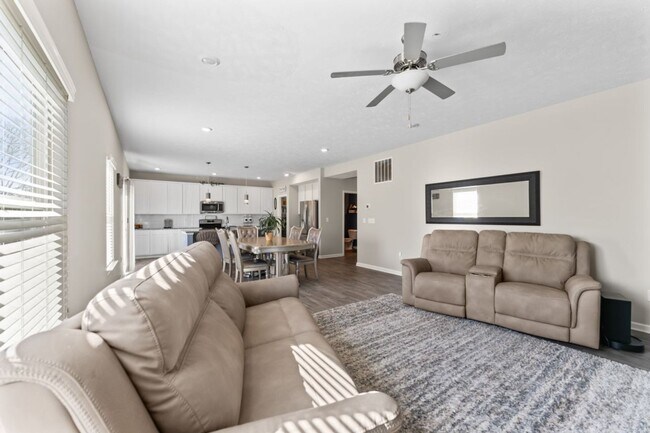 Building Photo - 8609 Warbler Br Wy