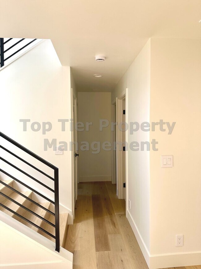 Building Photo - Beautifully Remodeled 4 Bedroom / 3 Bath /...